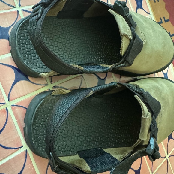 Bedrock Mountain Clog in Nubuck Leather, Driftwood. Men’s 9 / Women’s 10 - Picture 6 of 7